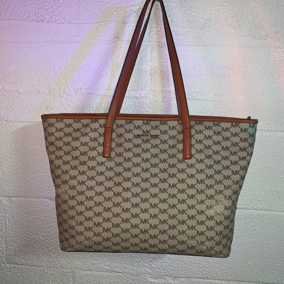 Michael Kors Handbags - MK purse